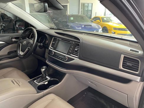 Used 2017 Toyota Highlander XLE image 32
