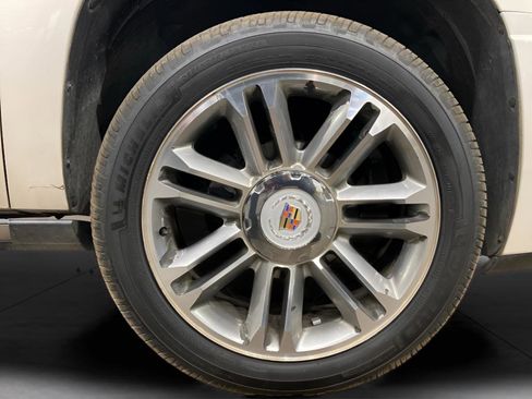 Used 2013 Cadillac Escalade Premium image 18