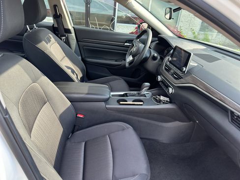 Used 2025 Nissan Altima 2.5 SV FWD image 10
