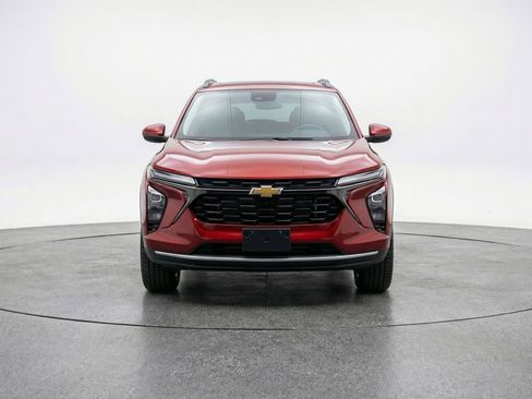 Used 2025 Chevrolet Trax LT w/ LT Convenience Package image 2