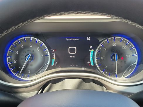 Used 2024 Chrysler Pacifica Touring-L FWD image 22