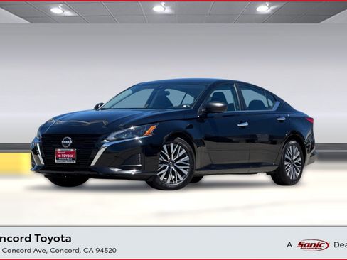 Used 2025 Nissan Altima 2.5 SV FWD image 1