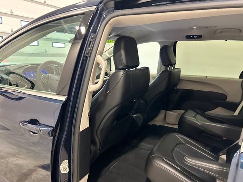 Used 2024 Chrysler Pacifica Touring-L FWD image 31