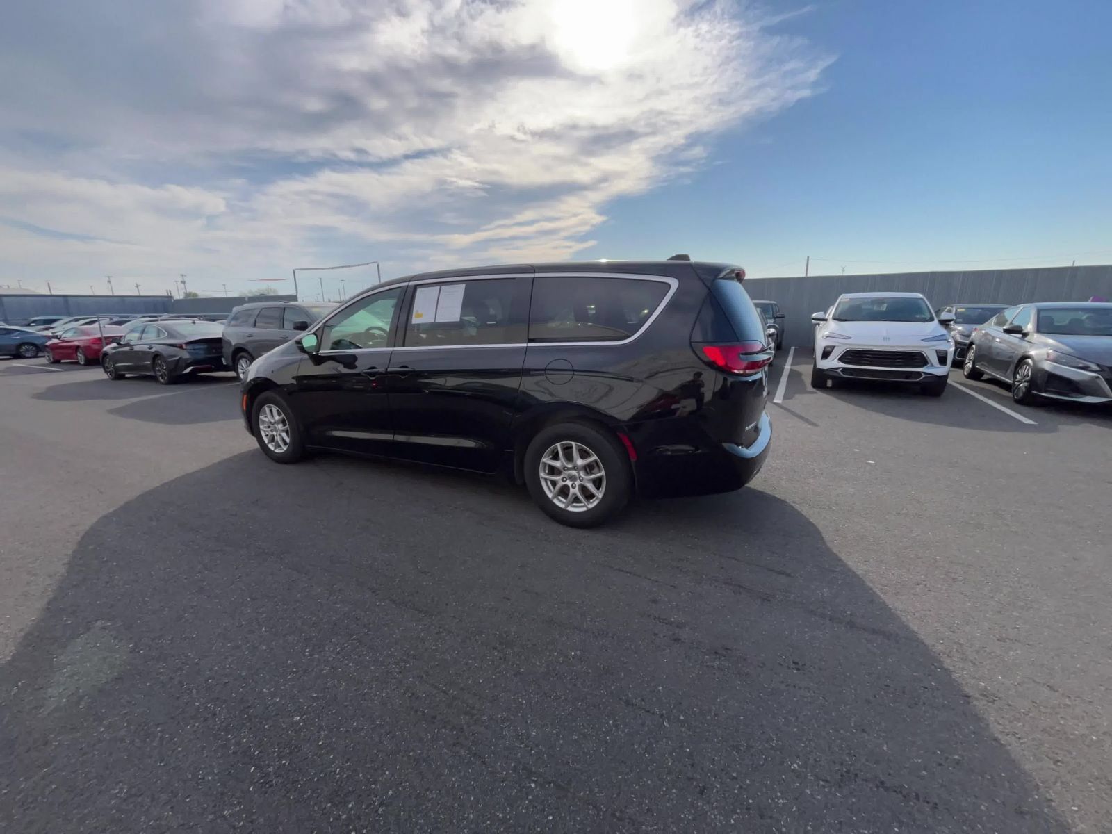 Used 2025 Chrysler Pacifica Select FWD image 9