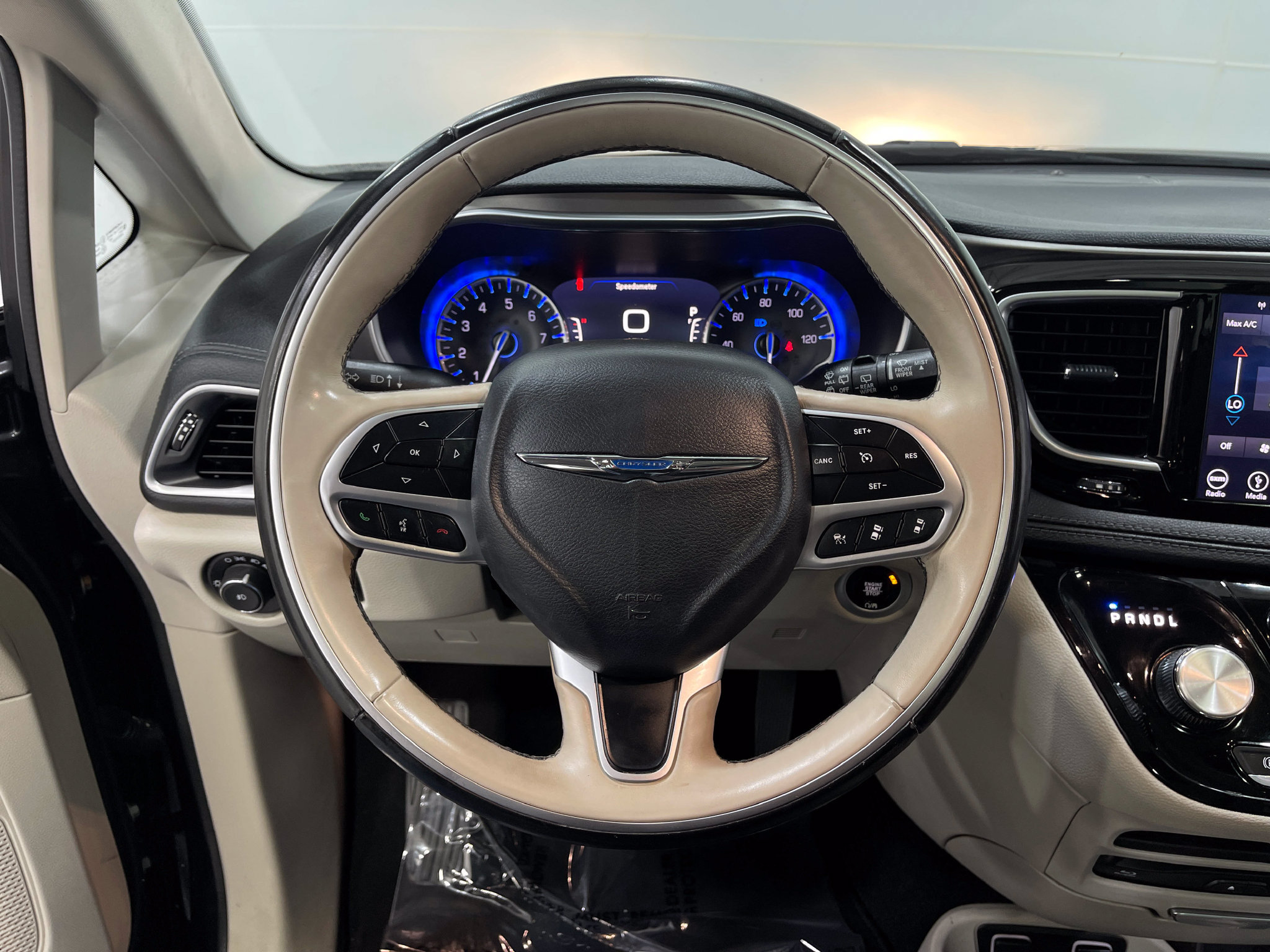Used 2018 Chrysler Pacifica Limited w/ Tire & Wheel Group FWD image 23