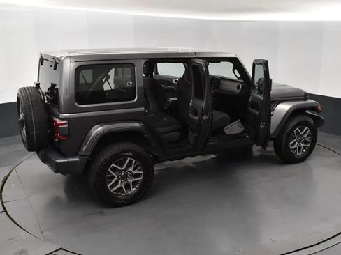 Used 2025 Jeep Wrangler Unlimited Sahara AWD/4WD image 6