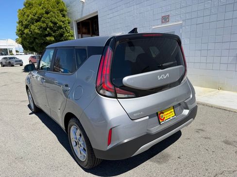 Used 2023 Kia Soul LX w/ LX Technology Package FWD image 4