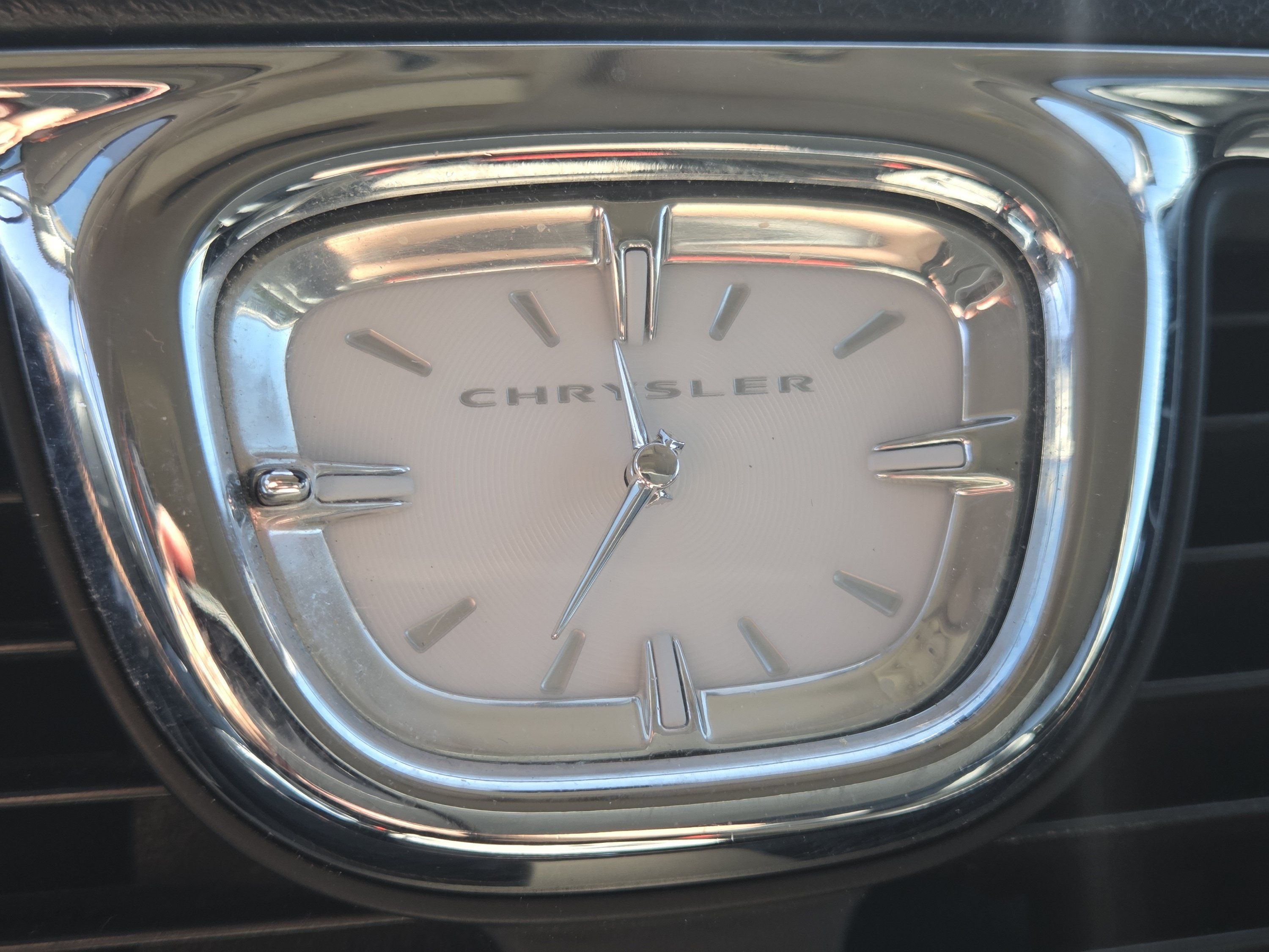 Used 2015 Chrysler Town & Country Touring FWD image 14