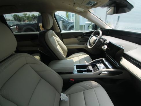 Used 2025 Lincoln Nautilus Premier AWD/4WD image 17