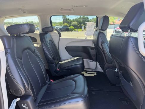 Used 2024 Chrysler Pacifica Touring-L FWD image 32