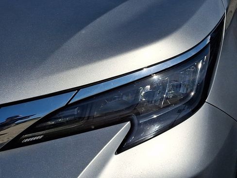 Used 2025 Toyota Sienna XLE FWD image 4