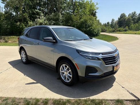 Used 2024 Chevrolet Equinox LS w/ LS Convenience Package FWD image 11