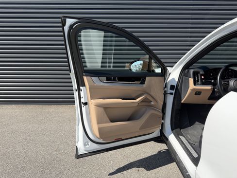 Certified 2024 Porsche Cayenne Base image 24