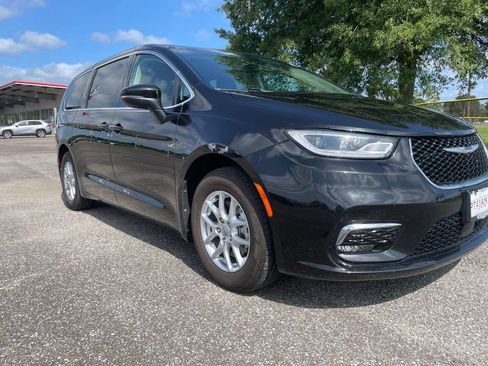 Used 2023 Chrysler Pacifica Touring-L FWD image 9