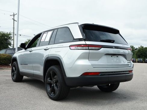 Used 2025 Jeep Grand Cherokee Limited w/ Black Appearance Package RWD image 8