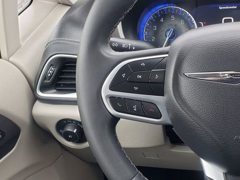 Used 2023 Chrysler Pacifica Touring-L AWD/4WD image 18