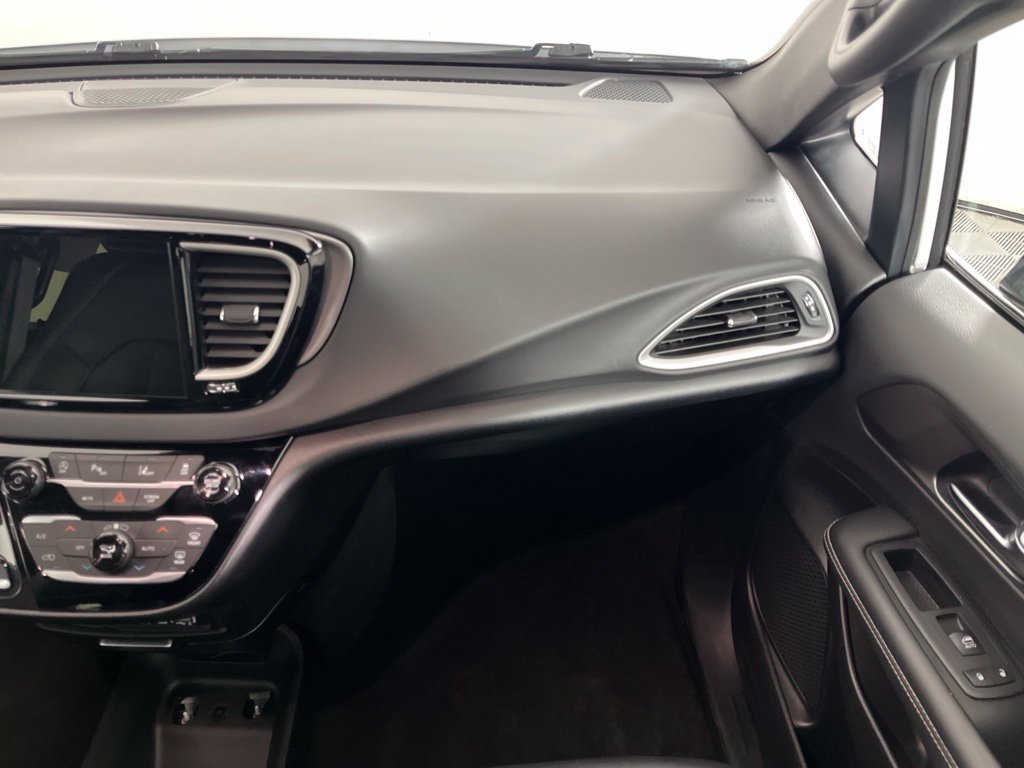 Used 2025 Chrysler Pacifica Select FWD image 18