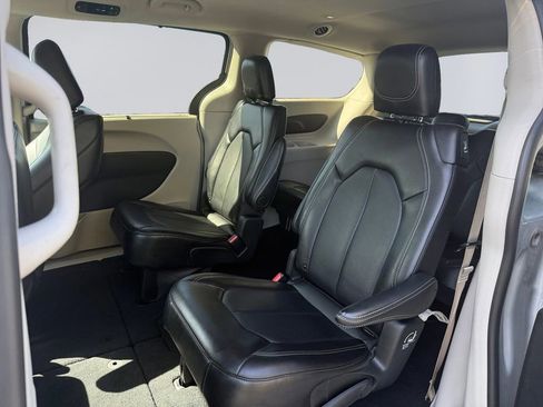 Used 2024 Chrysler Pacifica Touring-L FWD image 17