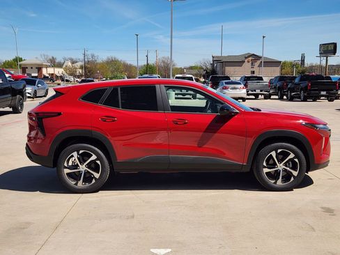 New 2026 Chevrolet Trax RS w/ Sunroof Package FWD image 7