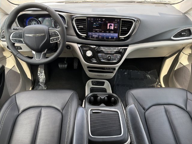 Used 2024 Chrysler Pacifica Touring-L FWD image 17
