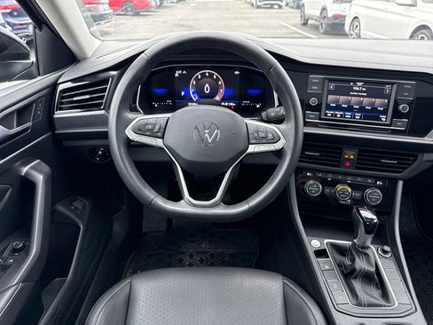 Certified 2024 Volkswagen Jetta SE w/ Panoramic Sunroof Package image 14