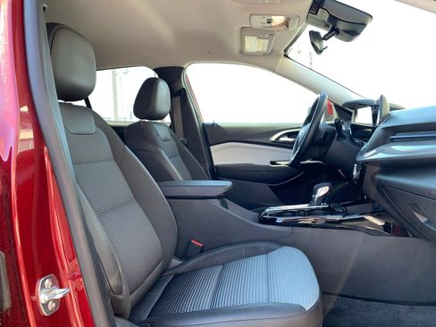 Used 2025 Chevrolet Trax LT w/ LT Convenience Package FWD image 35