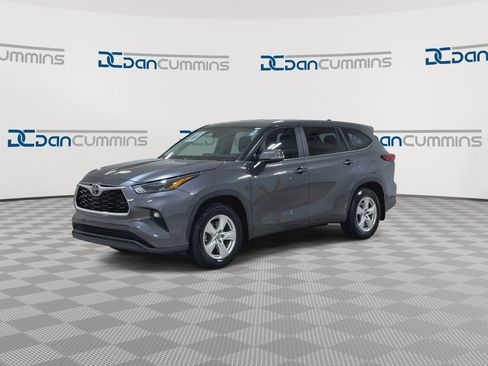 Used 2023 Toyota Highlander LE AWD/4WD image 4