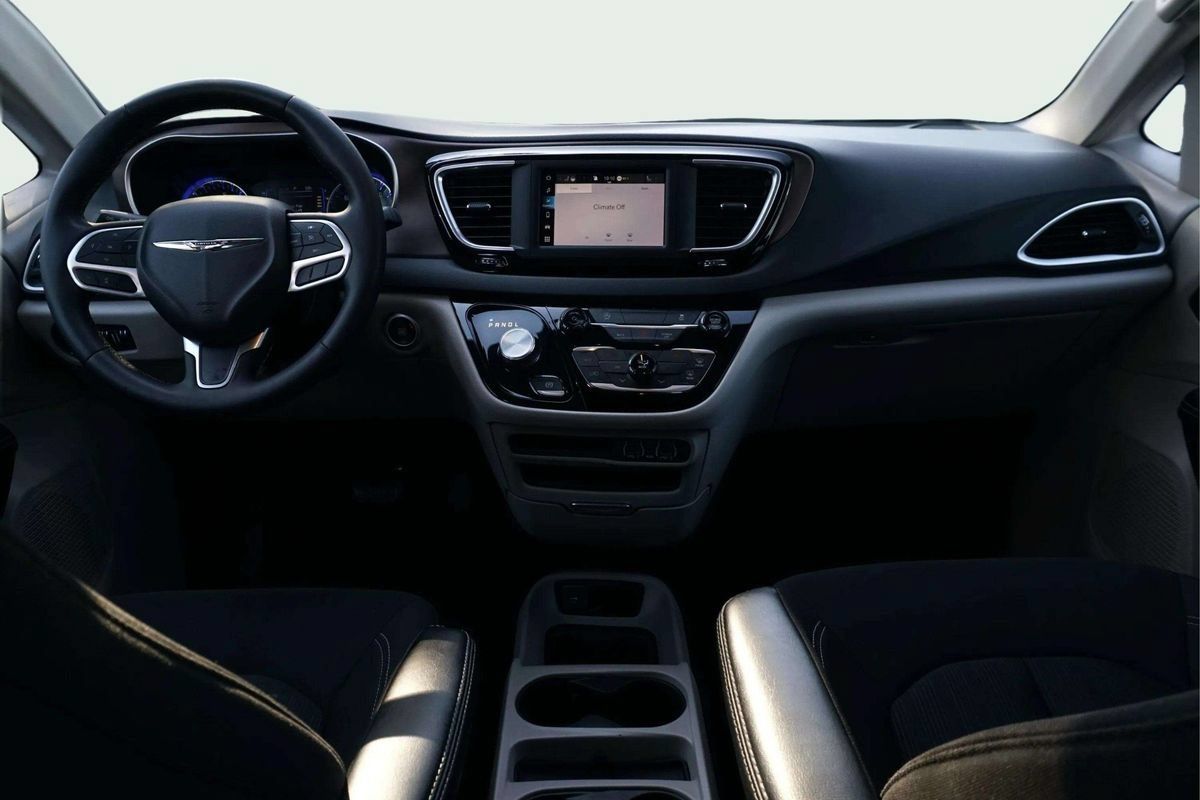 Used 2023 Chrysler Voyager LX FWD image 18