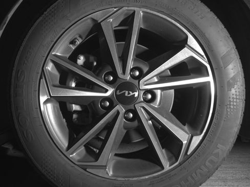 Used 2024 Kia Forte LXS FWD image 17