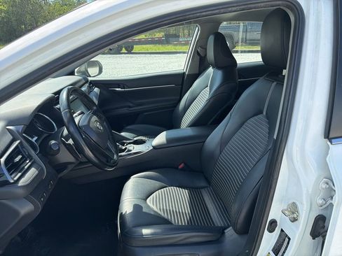 Used 2020 Toyota Camry SE w/ Carpet Mat Package image 10