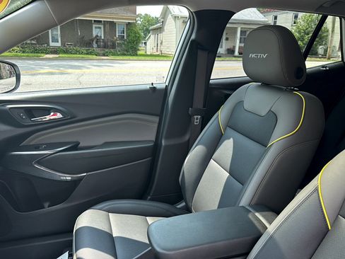 Used 2026 Chevrolet Trax ACTIV w/ Sunroof Package FWD image 8