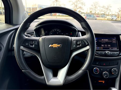 Used 2021 Chevrolet Trax LT w/ Midnight Edition image 12