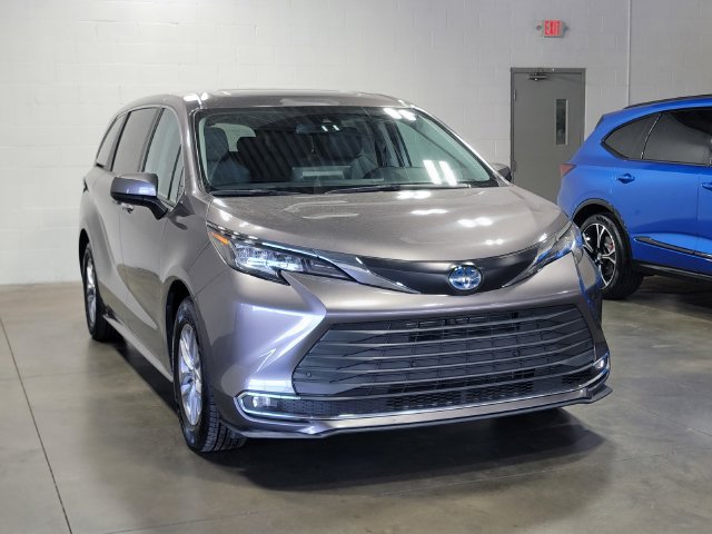 Used 2022 Toyota Sienna XLE FWD image 4