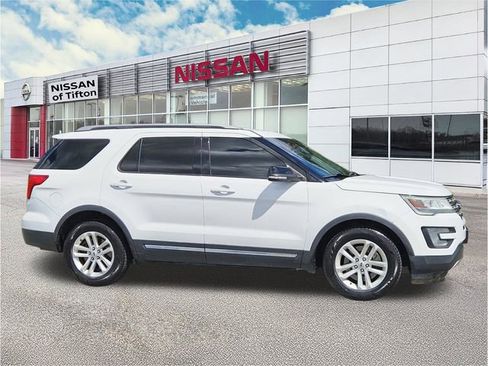 Used 2017 Ford Explorer XLT FWD image 3