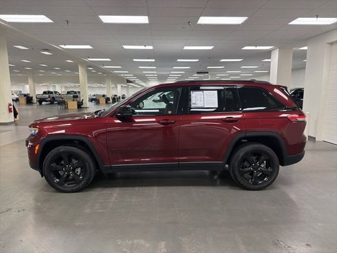 Used 2022 Jeep Grand Cherokee Altitude image 3