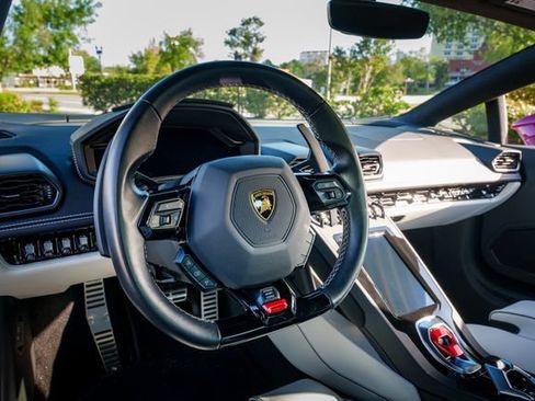 Used 2022 Lamborghini Huracan EVO RWD image 17