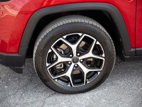 Used 2025 Jeep Compass Limited image 9