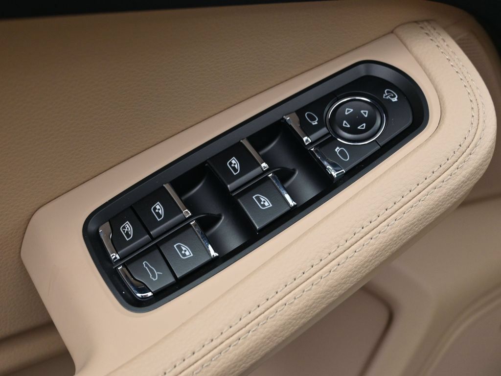 Certified 2026 Porsche Macan AWD/4WD image 19