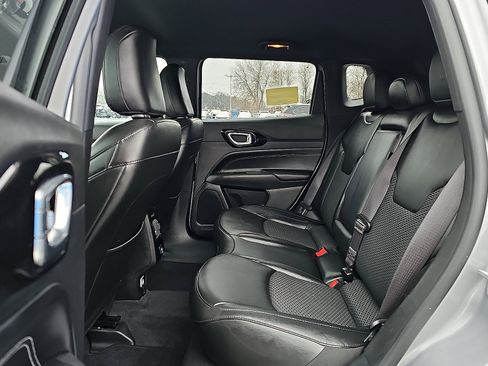 Used 2022 Jeep Compass Latitude image 10