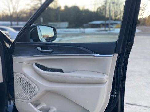 Used 2025 Jeep Grand Cherokee Limited image 13