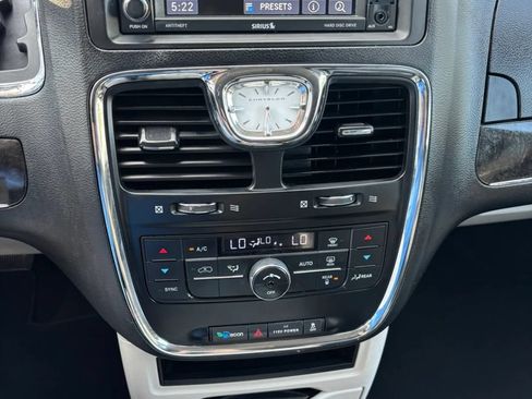Used 2014 Chrysler Town & Country Touring FWD image 9