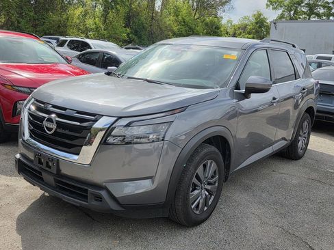 Used 2024 Nissan Pathfinder SV image 4