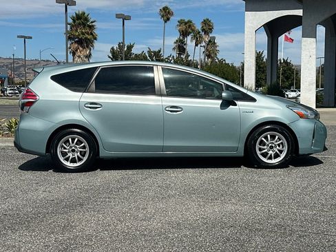 Used 2017 Toyota Prius V Three FWD image 3