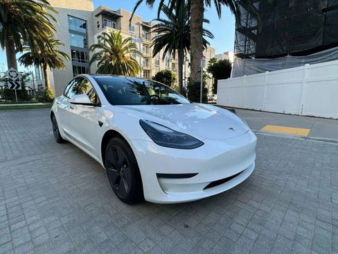 Used 2023 Tesla Model 3 Standard Range image 3