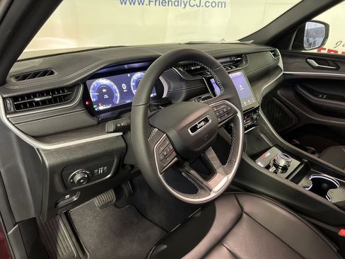 Used 2025 Jeep Grand Cherokee Limited image 14