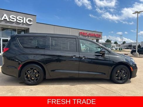 Used 2024 Chrysler Pacifica Premium FWD image 15