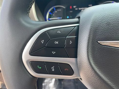 Used 2023 Chrysler Pacifica Touring-L FWD image 31
