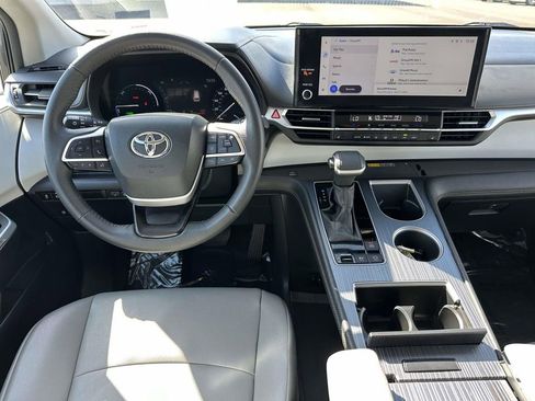 Used 2025 Toyota Sienna XLE image 13
