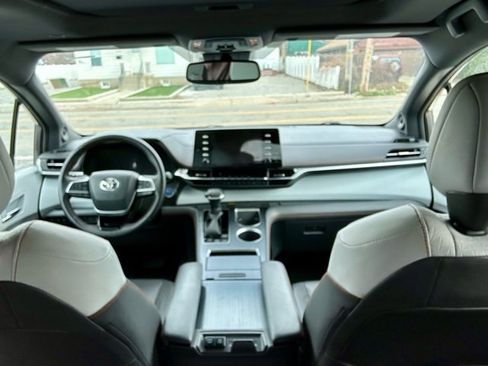 Used 2021 Toyota Sienna XSE w/ XSE Plus Package image 5