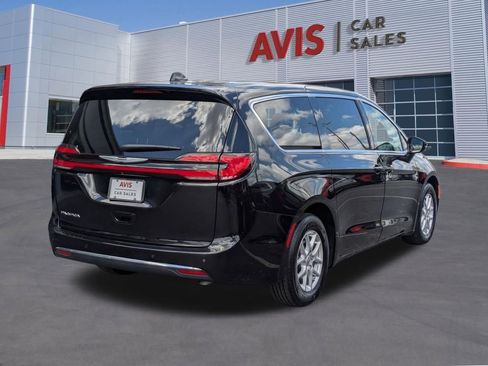Used 2024 Chrysler Pacifica Touring-L FWD image 6